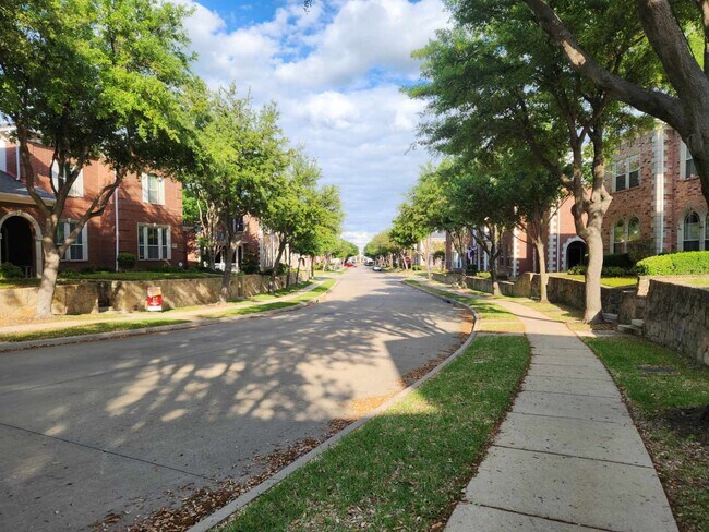 Foto del edificio - 270 Legends Dr