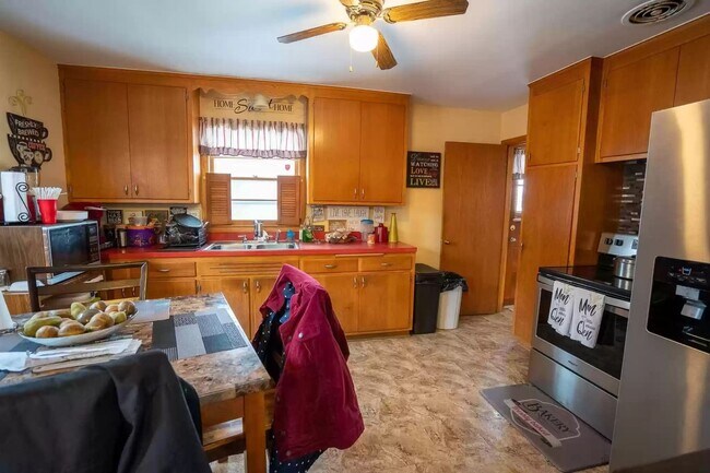 Foto del edificio - Most utilities INCLUDED!! 3 Bedroom 2 Bath Duplex Richfield Available May 1 2026