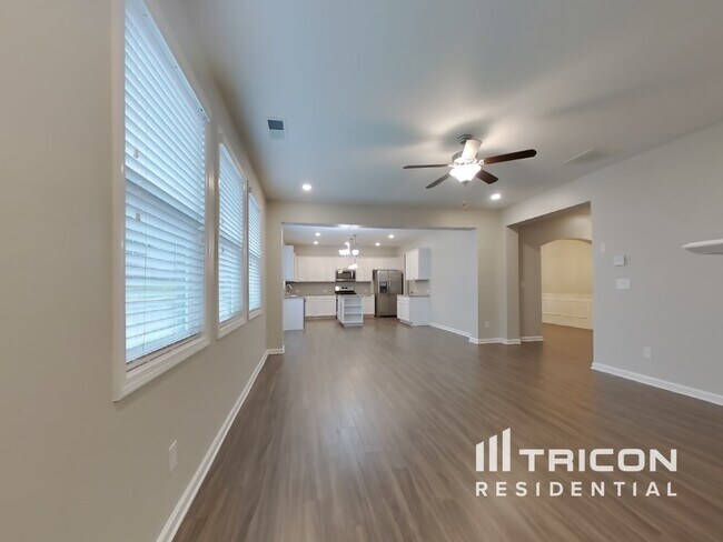 Building Photo - 40 Royalty Ln