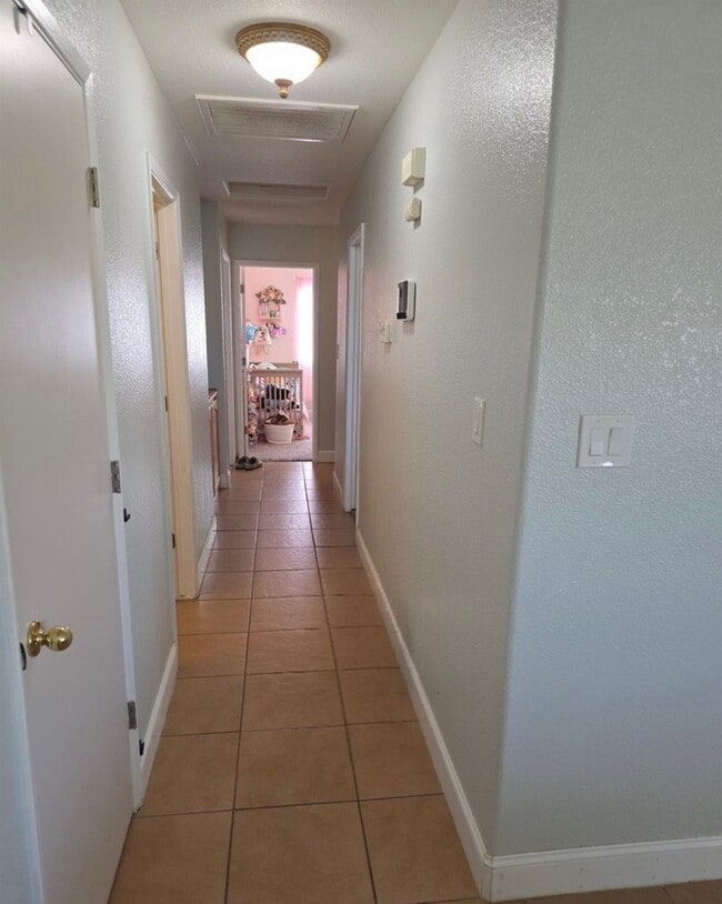 Building Photo - 406 Calle De La Vina