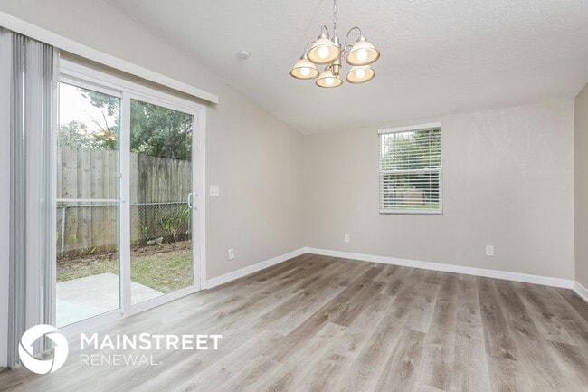 Building Photo - 2428 S Maple Ave