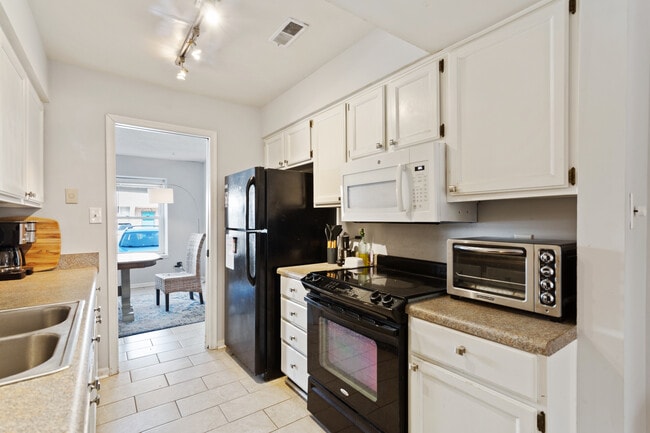 Building Photo - 2305 Breakers Ct