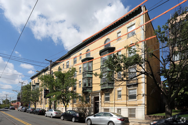 Building Photo - Student Housing - Newly Renovated