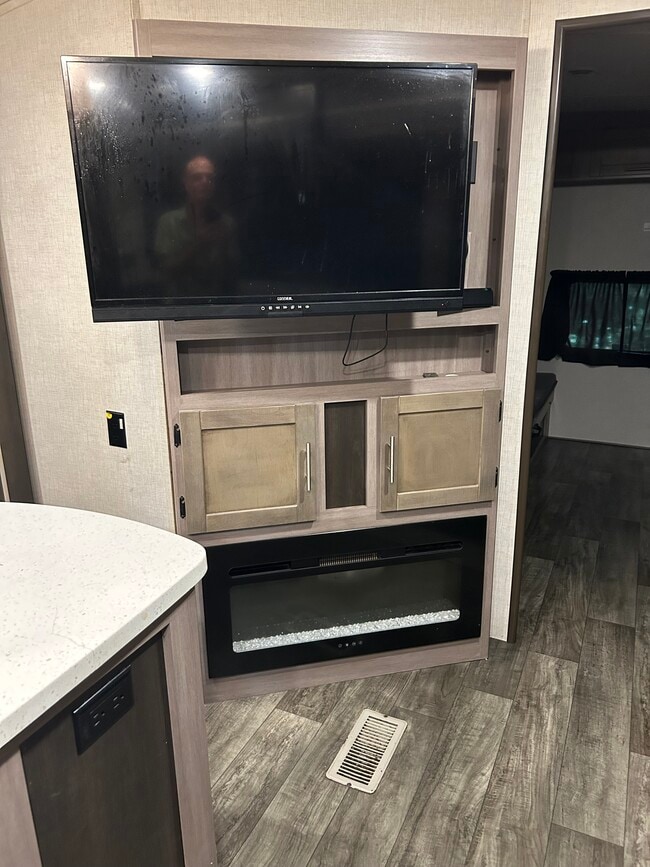 Building Photo - 122 Shamrock Ave