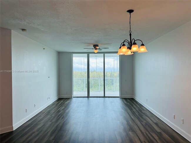 Foto del edificio - 14951 Royal Oaks Ln