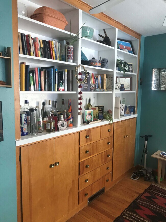 Estantería de la sala de estar - 636 S Loomis Ave