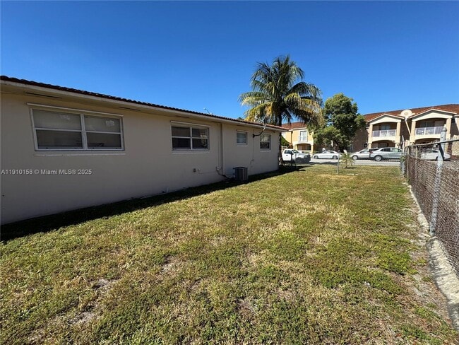 Foto del edificio - 334 E 2nd St