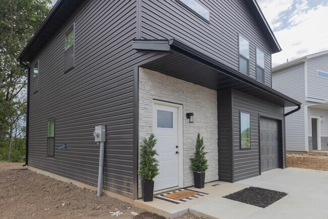 Building Photo - 2700 Emery Dr
