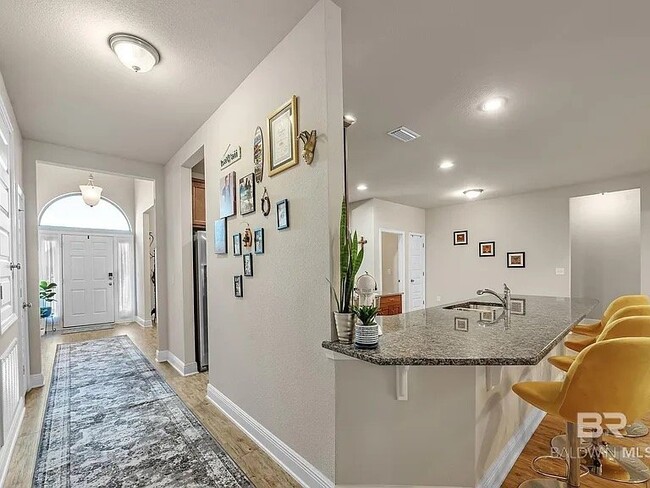 Building Photo - 335 Thornhill Cir