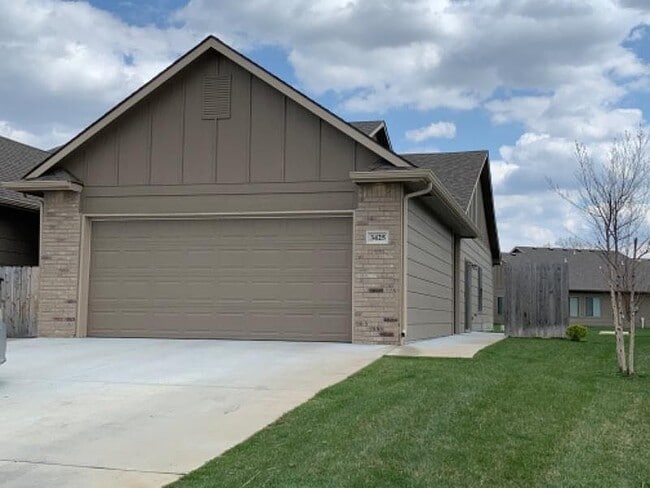 Foto del edificio - "Spacious 3-Bedroom Duplex Retreat with 2 Full Baths in Derby - 2194 Sq. Ft of Comfort!"