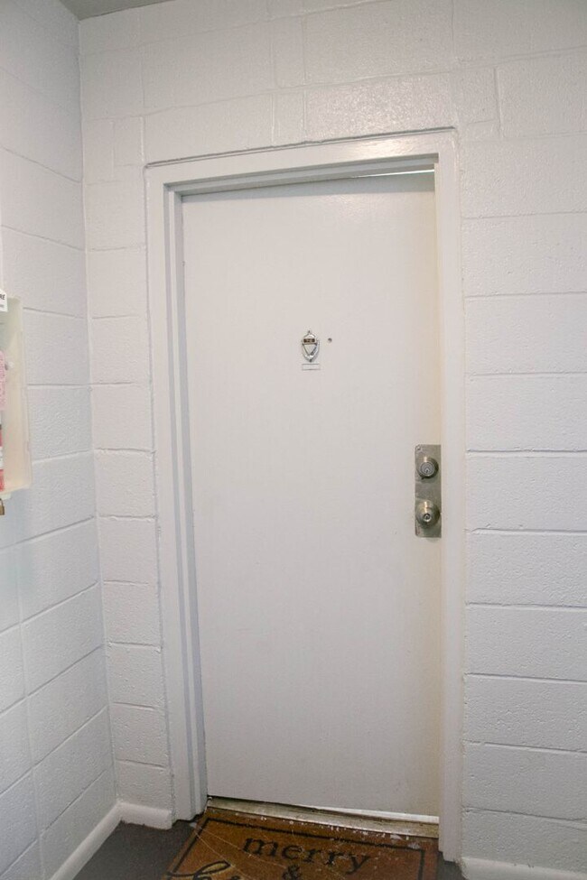 Building Photo - Newly Renovated condo in New Carrollton, M...