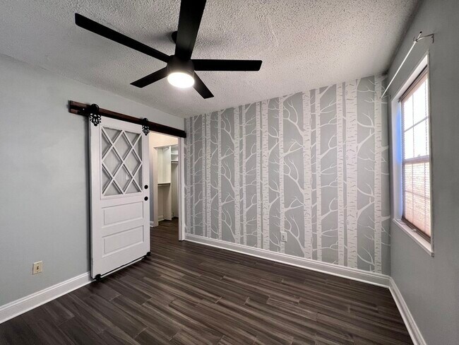 Foto del edificio - 2241 Farrington Ave