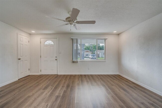 Foto del edificio - 8433 76th Ave N