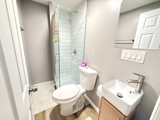 Foto del edificio - Renovated 4-bedroom 2 full bath, SINGLE FAMILY HOME!!!
