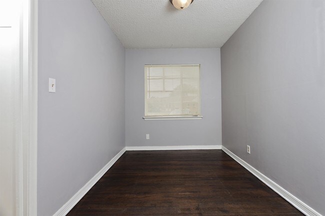 Building Photo - 618-624 S Woodlawn St