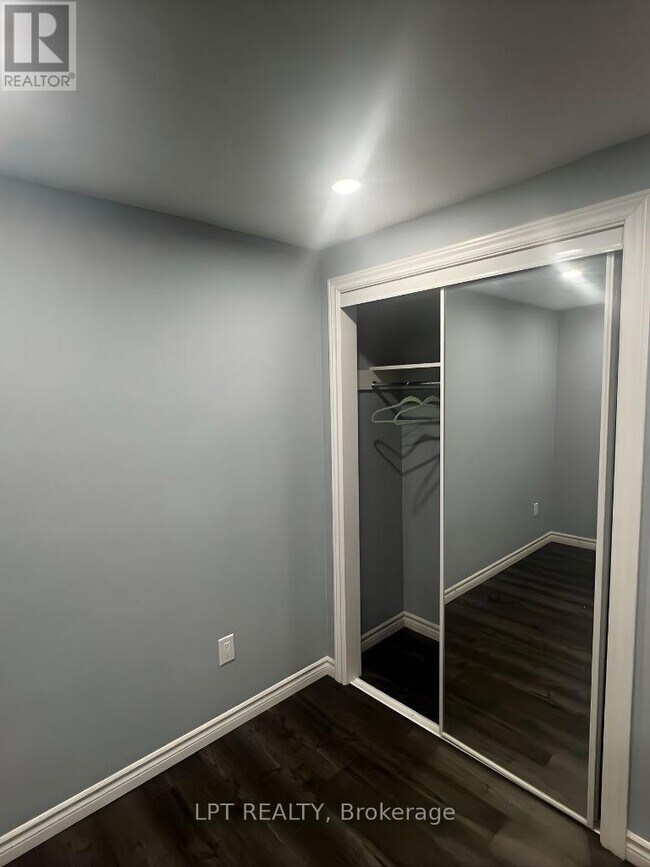 Photo du bâtiment - 17 Hollowgrove Blvd