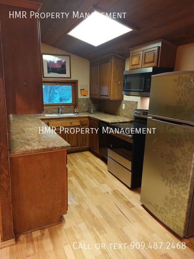 Building Photo - Great location, 20 minutes away from the b...