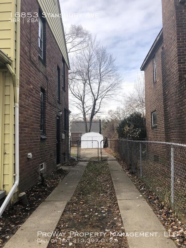 Foto del edificio - 16853 Stansbury Ave