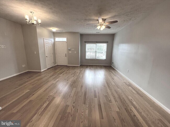 Building Photo - Beautiful 3 bedroom 2.5 bath townhouse/con...