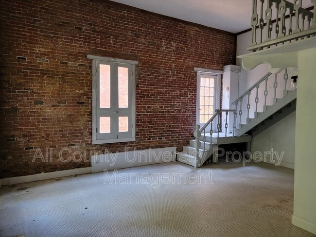 Building Photo - 112 NE 1st St