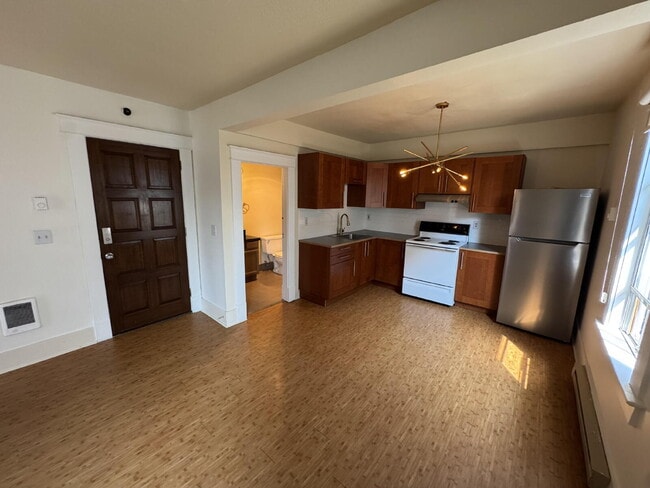 Building Photo - Upstair 1 bedroom Quadplex