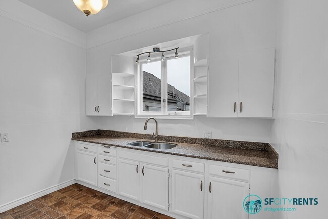 Building Photo - Inner Richmond: Top Floor Apartment w/ Storage Unit 2 Blocks from Golden Gate Park