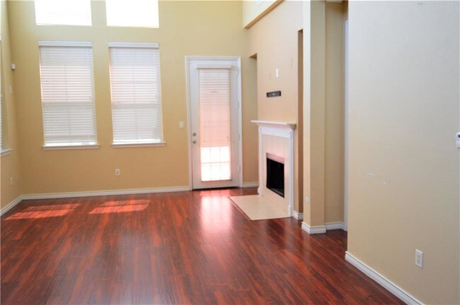 Foto del edificio - 1217 Lake Pointe Way