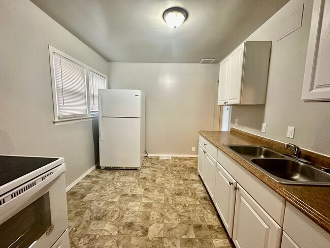 Foto del edificio - Charming 3-Bedroom Bungalow in Warren $1200 a month