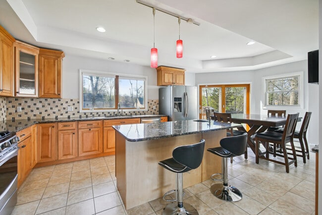 Foto del edificio - 12 Crescent Dr