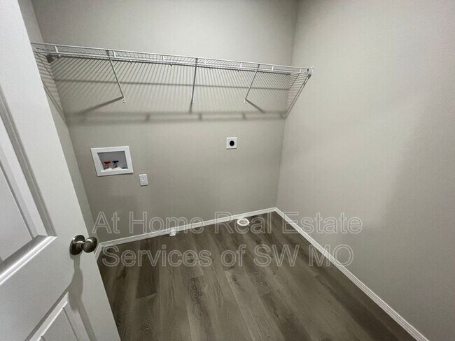 Building Photo - 204 W Hickory Hls St