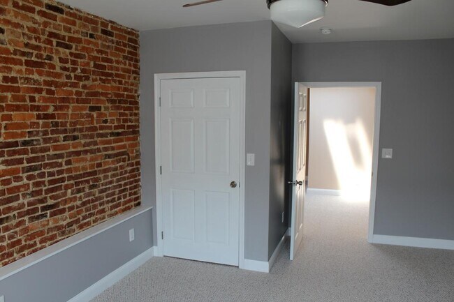 Master Bedroom / Walk-in - 628 S Linwood Ave