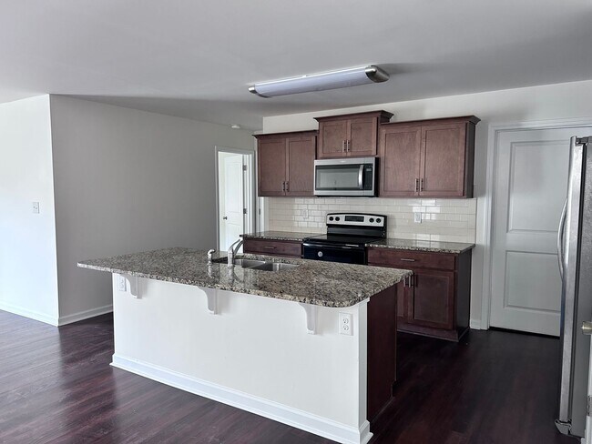 Foto del edificio - Spacious 5-Bedroom Home