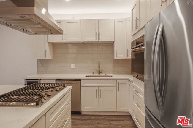 Foto del edificio - Stunning Playa del Rey Condo Awaits You!