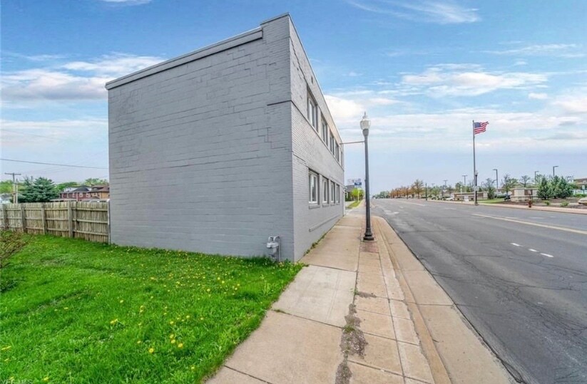 Primary Photo - 235 E State St