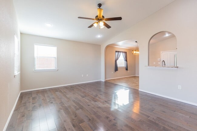 Building Photo - Spacious 3 Bedroom 2 Bath Home in Quiet Ne...
