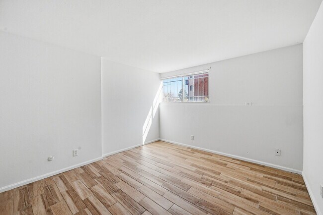 Foto del edificio - $1,220.95, $300.00 off the first month's rent, 1 Beds -  1 Bath, Condo in Lakewood with Shared Yard!