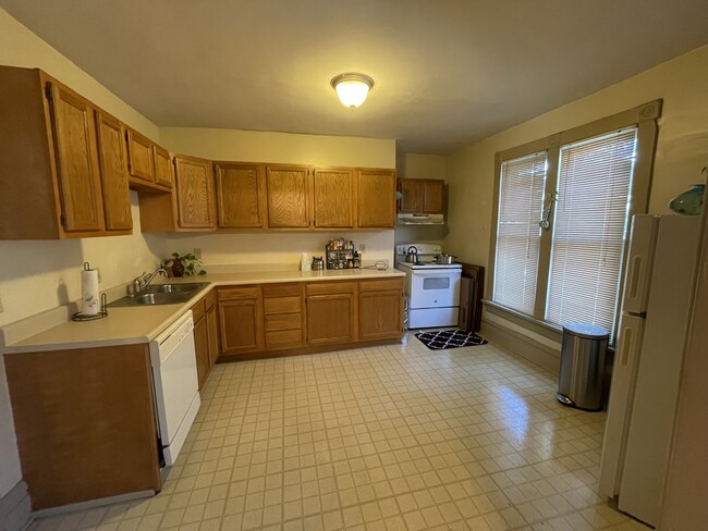 kitchen - 381 W 3rd Ave