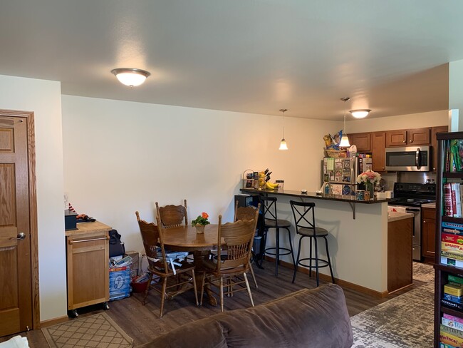 Large space for a kitchen table - 420 Hill St