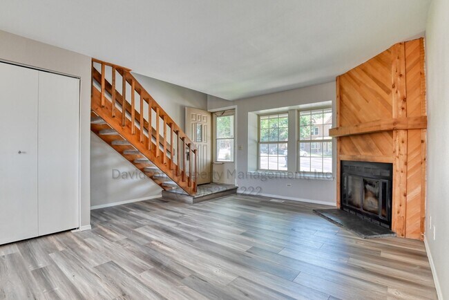 Building Photo - Charming Condo with Modern Upgrades in Roc...