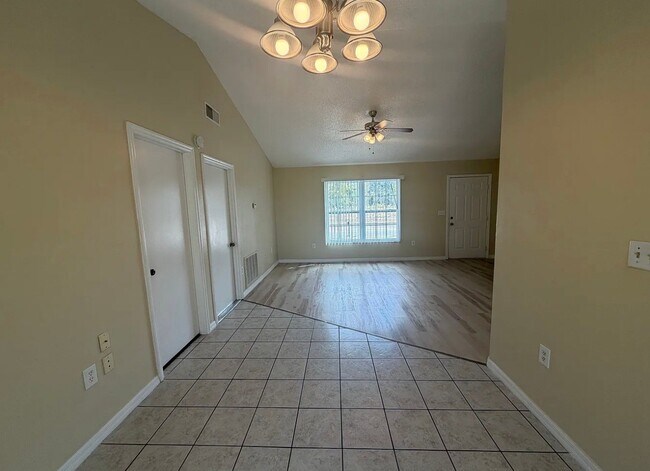 Foto del edificio - 5571 Mariner Blvd