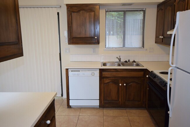 Foto del edificio - 2 Master Suites, Private Backyard! Bonus Enclosed screen porch/patio! Call today!