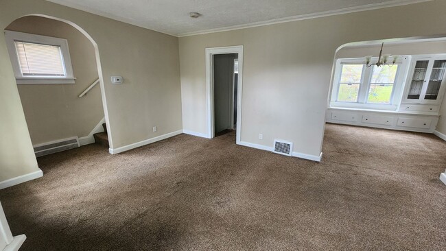 Building Photo - 4 bedroom 1.5 bathroom