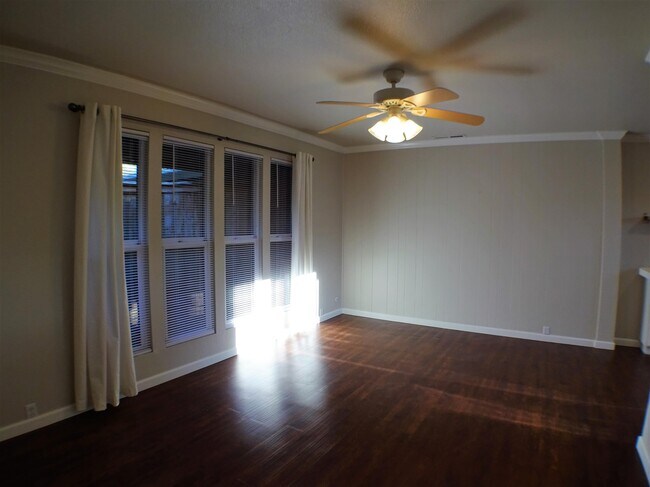 Building Photo - 960 W East Ave