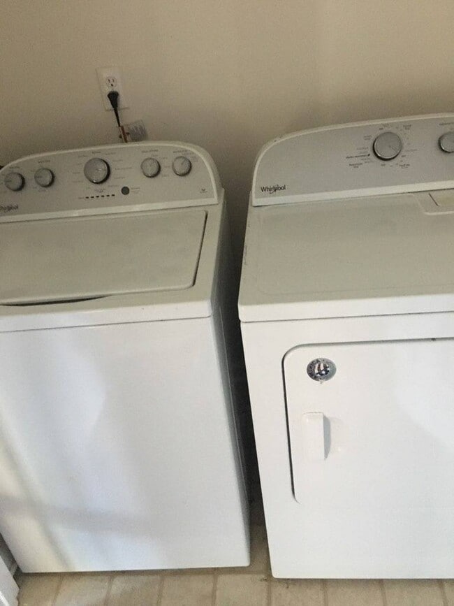 Building Photo - 2861 Bennington Dr