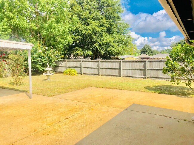 Building Photo - **4 Bed 2 Bath Located in College Grove ** Call the self showing number to schedule a tour 334-36...