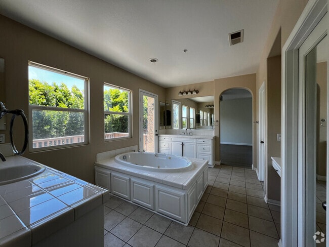 Building Photo - 12124 Scenic View Terrace