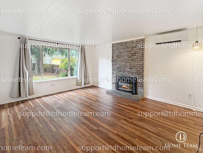 Foto del edificio - "Charming 3-Bed Bothell Home with Granite Touches, Cozy Fireplace, and Gleaming Hardwood Floors!"