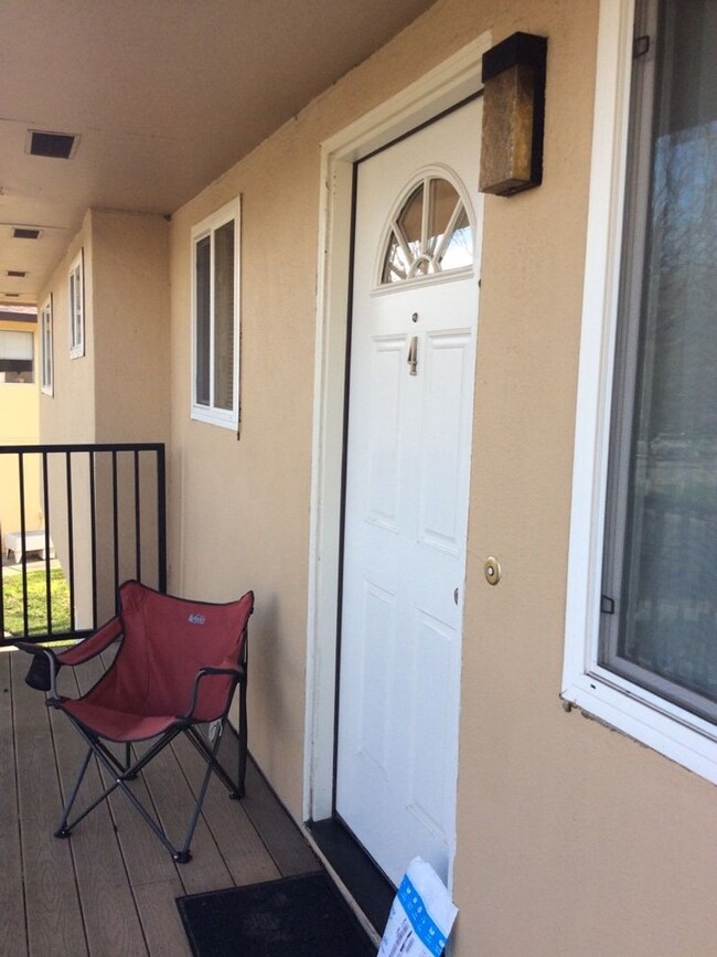 Building Photo - 2 bedroom 1 bath upstairs 4-Plex unit