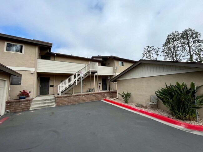 Foto del edificio - Great 2B/2BA Condo in Oceanside w/ Garage ...