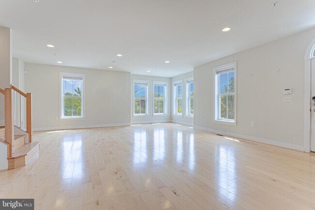Building Photo - 738 Bluemont Ave